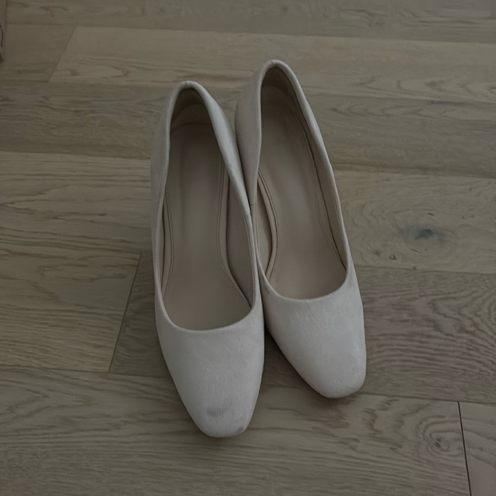 Cream coloured heels.